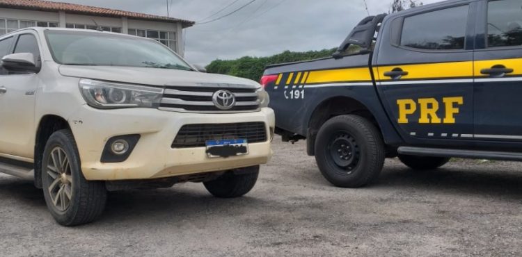 Servidor público é preso pela PRF em Senhor do Bonfim-BA após ser flagrado com Hilux roubada há pouco mais de 3 meses