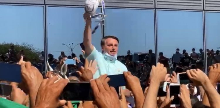 Bolsonaro tira máscara, monta em cavalo e gera aglomeração no Piauí