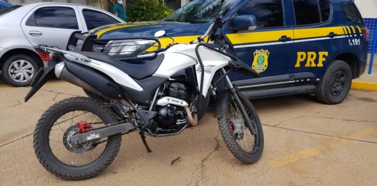 Após consultar tarjeta de placa, PRF apreende motocicleta adulterada na BR 407 em Juazeiro (BA)