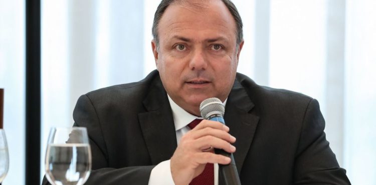 Ministro interino nomeia veterinário para cargo estratégico no debate da vacinação contra Covid-19