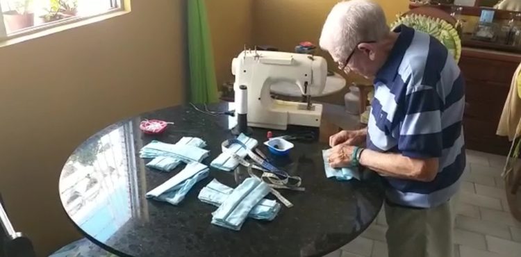 Idoso de 89 anos costura máscaras de tecido para doar a comunidades carentes de Pernambuco