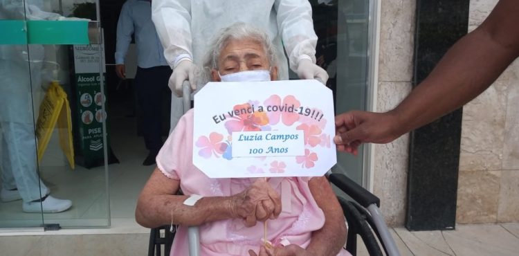 Idosa de 100 anos vence a Covid-19 e recebe alta do hospital em Petrolina, PE