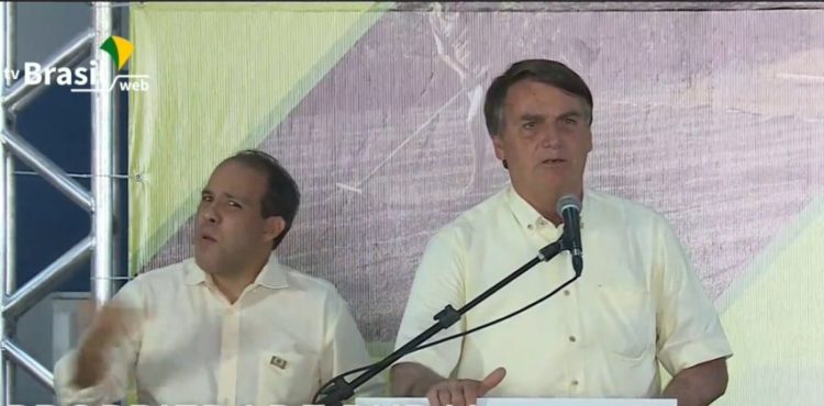 Bolsonaro diz que ficar em casa durante a pandemia de Covid-19 ‘é para os fracos’