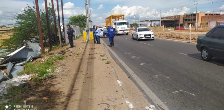 Outdoor quebrado coloca vidas em risco e é retirado pela Prefeitura de Petrolina