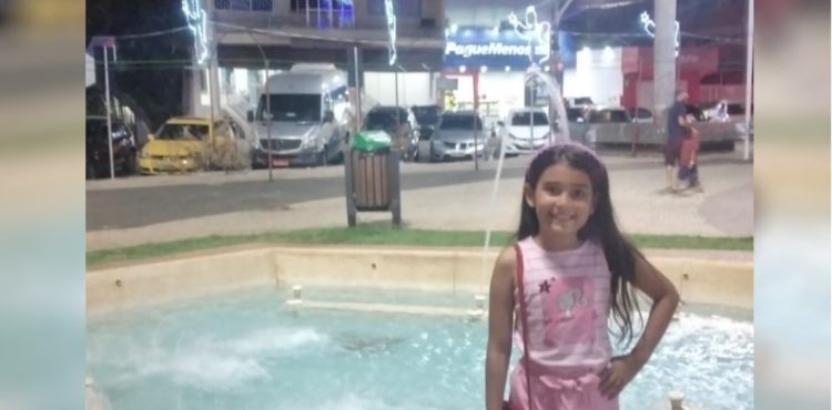 Mãe tirou foto da filha pouco antes de ela morrer após tocar em decoração de Natal: ‘Passeio em família se tornou uma tragédia’