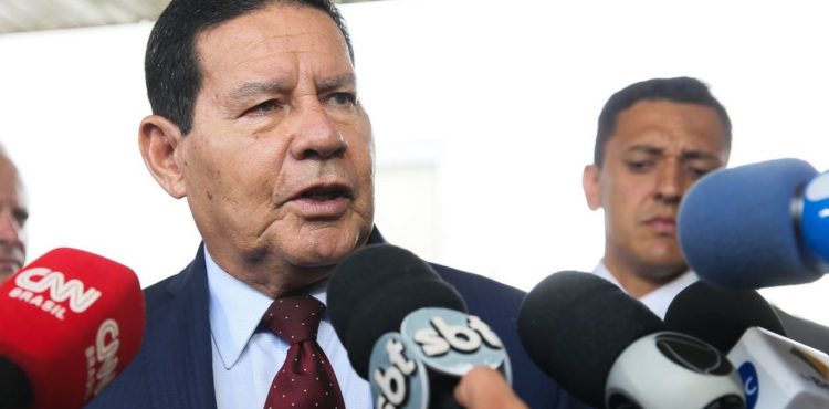 No Brasil não existe racismo, é coisa que querem importar, diz Mourão