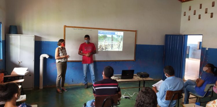 Famílias agricultoras de Serra do Ramalho participam de curso sobre criação de galinhas caipiras