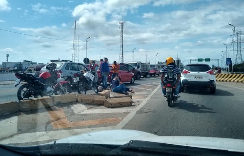 Acidente entre motocicleta e carro é registrado na Ponte Presidente Dutra nesta segunda-feira (07)