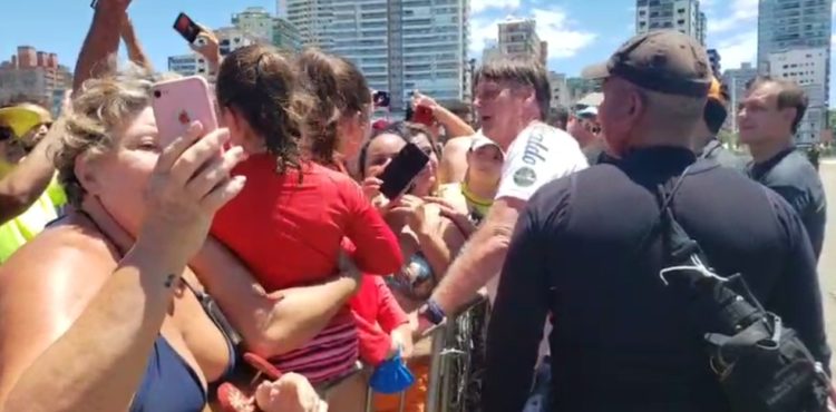 Sem máscara, Bolsonaro provoca aglomeração em praia, abraça banhistas e pega crianças no colo