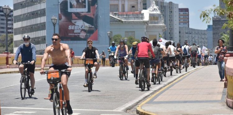 Em outubro, quase 600 mil pernambucanos não adotaram medidas de restrição social, diz IBGE