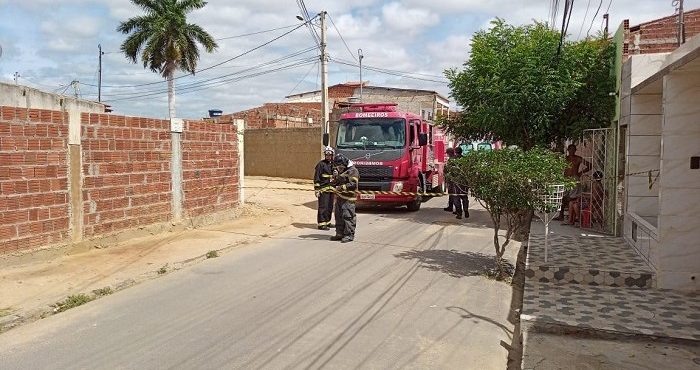 Juazeiro: Caminhão destrói fiação de energia elétrica e provoca incêndio em residência; Bombeiros atendem ocorrência