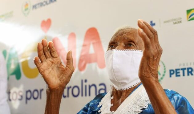 Idosa de 104 anos recebe vacina e marca início da imunização contra covid-19 em abrigos de Petrolina