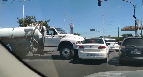 Acidente entre carro e caminhão é registrado próximo ao Distrito Industrial nesta quarta-feira (06) em Petrolina