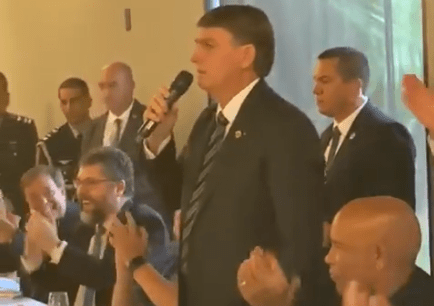 ‘A lata é para enfiar no r* de vocês’, diz Bolsonaro à imprensa sobre gastos do governo com alimento