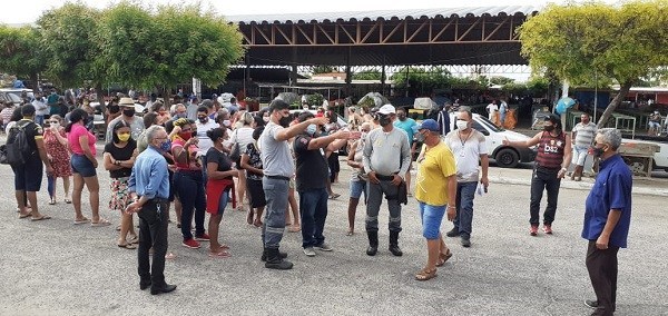 Feirantes reclamam sobre logística de espaço provisório para reforma da feira da Areia Branca; diretor de feiras esclarece