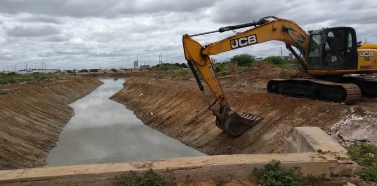 Limpeza de canais durante o verão são intensificados em Petrolina