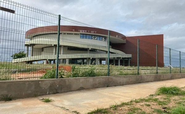 Obra do prédio onde funcionaria o museu de ciência da Univasf, com investimento de mais de R$ 7 milhões, está abandonada em Petrolina