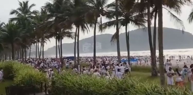 Banhistas entram em praia fechada, causam aglomeração e são dispersados com bombas de gás pela PM