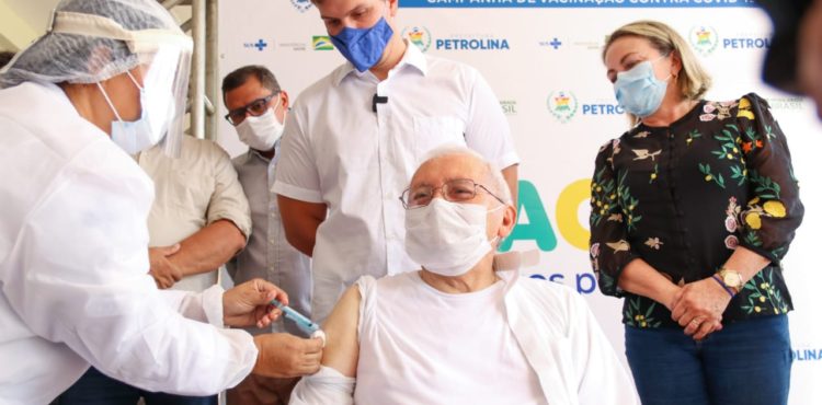 Petrolina inicia vacinação em idosos com mais de 85 anos