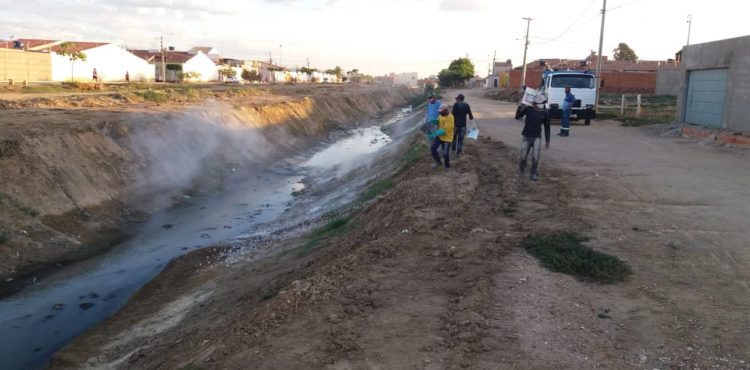 Juazeiro aplica cal em canais para combater mosquitos