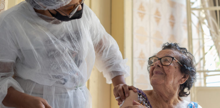 Idosos acima de 90 anos começam a ser vacinados em Juazeiro