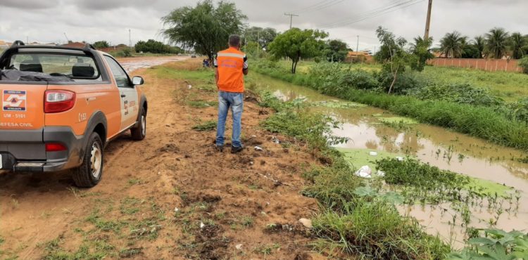 Defesa Civil de Petrolina presta serviço à população atingida pelas chuvas