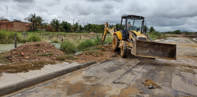 Defesa Civil de Juazeiro registra poucas ocorrências causadas pelas chuvas e equipes da prefeitura trabalham na limpeza das ruas