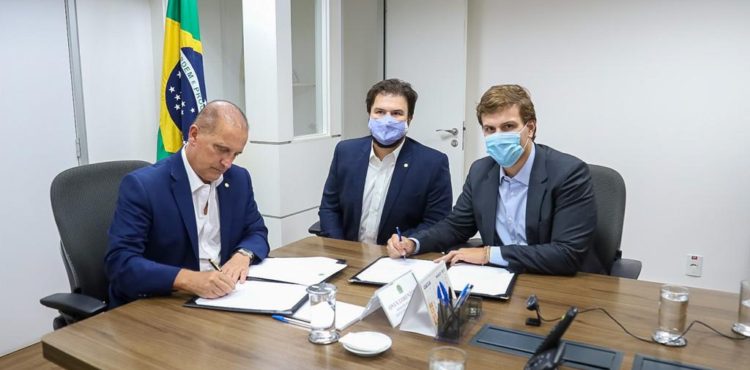 Miguel e Fernando Filho são recebidos por ministro Onyx Lorenzoni para formalizar construção de complexos esportivos