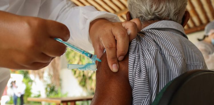 Petrolina amplia vacinação contra COVID-19 e começa a imunizar idosos acima de 80 anos