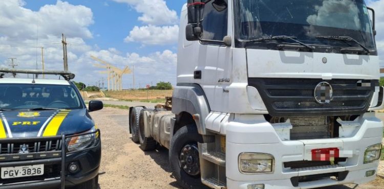 Pai e filho são detidos com caminhão adulterado e placas clonadas em Petrolina