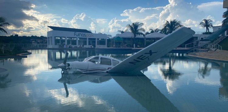 Avião monomotor cai em piscina de resort e deixa tripulantes feridos em Minas Gerais