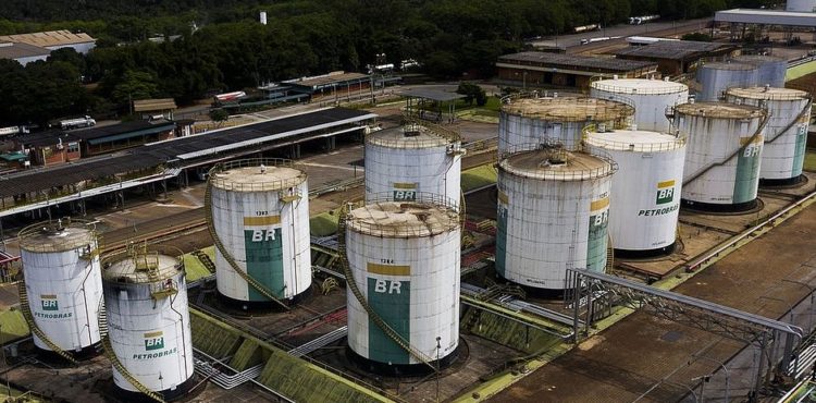 Petrobras vende 12 campos terrestres na Bahia por 220 milhões de dólares