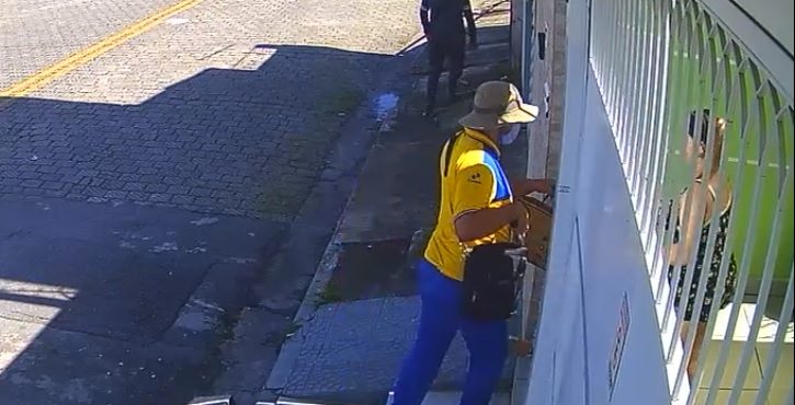 Falso carteiro tenta assaltar casa, mas vítima reage e evita crime; assista