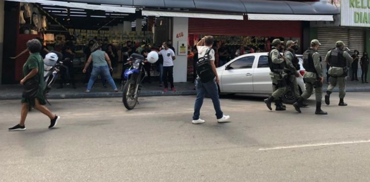 Comerciantes de Petrolina protestam na primeira manhã de quarentena mais rígida