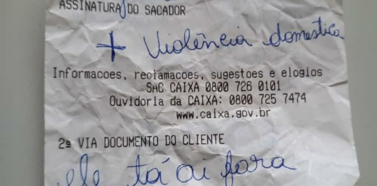 Vítima de violência doméstica escreve bilhete com pedido socorro em agência bancária no DF: ‘Ele tá aí fora’