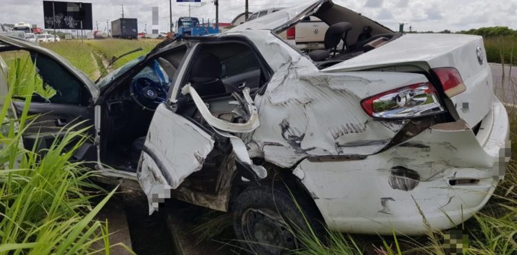 Recém-nascida de oito dias escapa ilesa de colisão entre carro e caminhão no Cabo, em Pernambuco