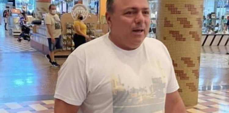 Sem máscara, Pazuello ironiza sobre uso de proteção em shopping de Manaus: ‘Onde compra isso?’