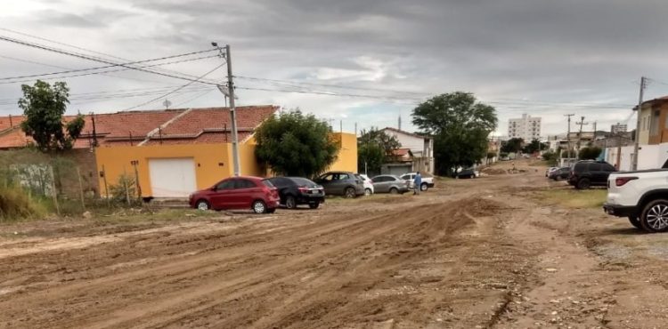 Moradores da Avenida João Campos, no bairro Caminho do Sol, clamam pela pavimentação da via