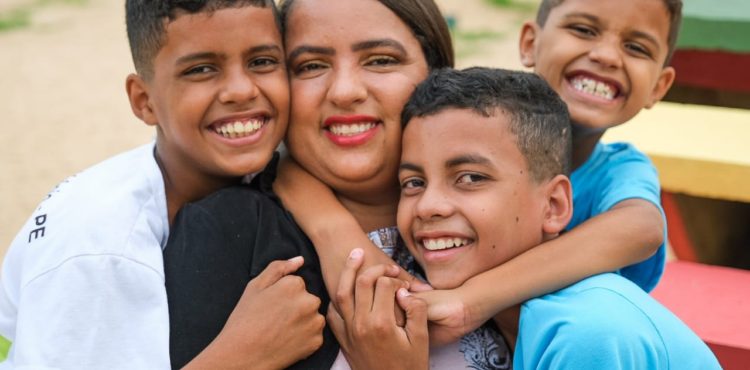 Retrato Social: ensaio fotográfico captura amor de mães e filhos acolhidos pela assistência social de Petrolina