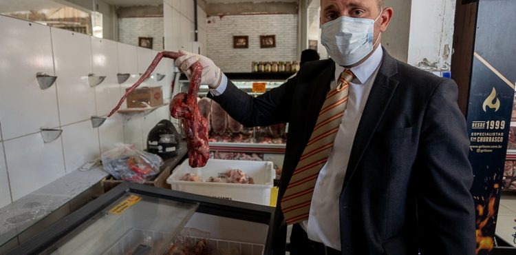 Procon e Vigilância Sanitária apreendem quase 300 quilos de carne irregular durante fiscalização em Juazeiro