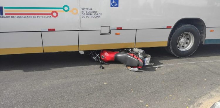 Moto e ônibus se envolvem em acidente na rotatória da Praça da Sementeira