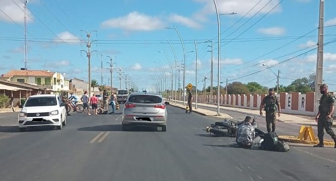 Acidente envolvendo duas motos acontece em frente ao Batalhão do Exército