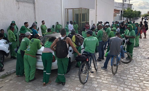 Trabalhadores da limpeza urbana paralisam atividades e relatam atraso de salários