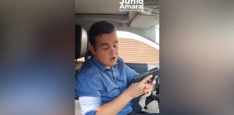 Em vídeo, deputado do partido de Bolsonaro saca arma e diz ‘esperar’ Lula