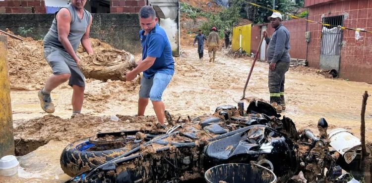 Chega a 100 número de mortes por causa das chuvas no Grande Recife