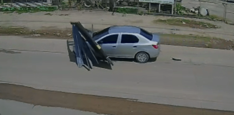 Homem foge de motel sem pagar conta e arrasta portão por avenida em Olinda; veja vídeo