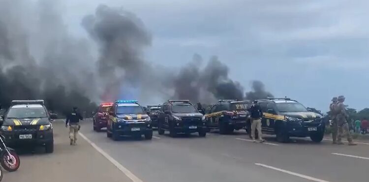 Caminhoneiros fecham rodovias contra resultado das urnas após derrota de Bolsonaro