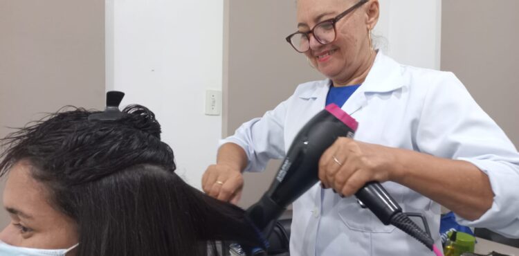 Pacientes do Hospital Dom Malan em Petrolina participam de um ‘dia de beleza’ no mês da mulher