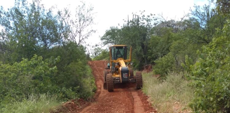 Prefeitura recupera trechos em estradas vicinais da região de Rajada 