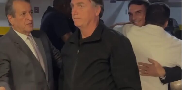 Bolsonaro chega ao Brasil após passar três meses nos Estados Unidos